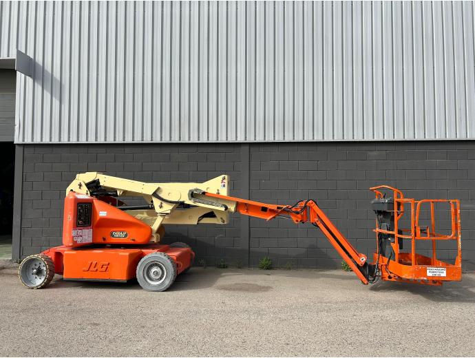 2005 JLG E400AJP