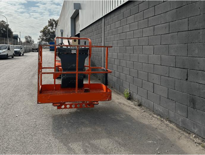 2005 JLG E400AJP