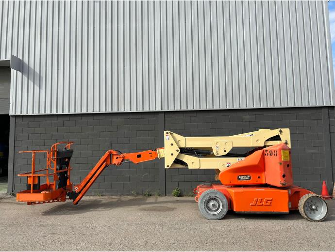 2005 JLG E400AJP